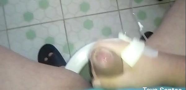  Enseñando la verga a Militar en Hospital | Masturbándome en baño de Cirujía   Lechazo